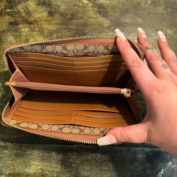 NWOT COACH LEATHER WALLET!! - Picture 7 of 13